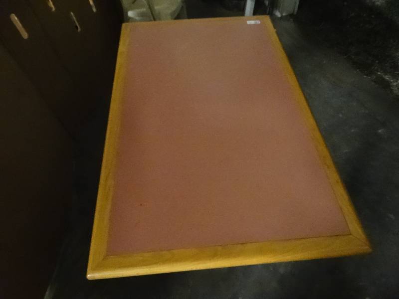 lot 2476 image: pedestal dining table- 30 x 48