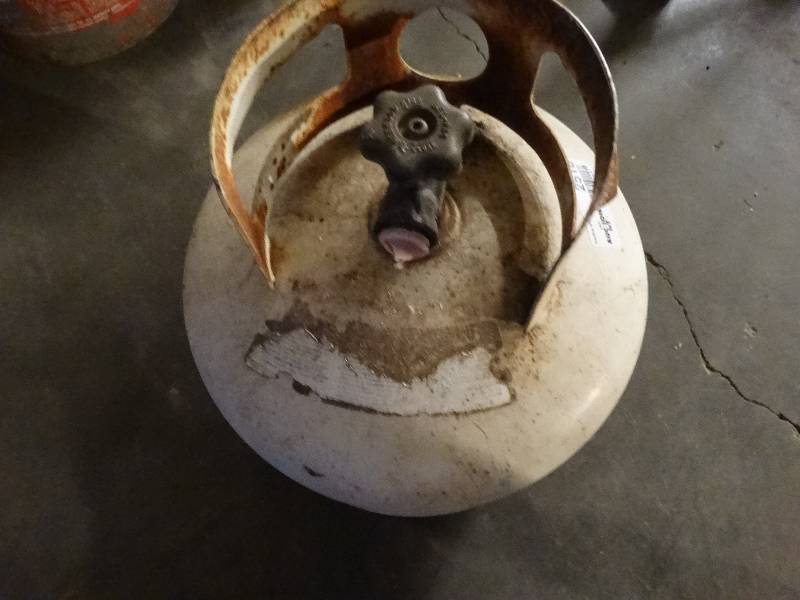 lot 2518 image: Full propane bottle.