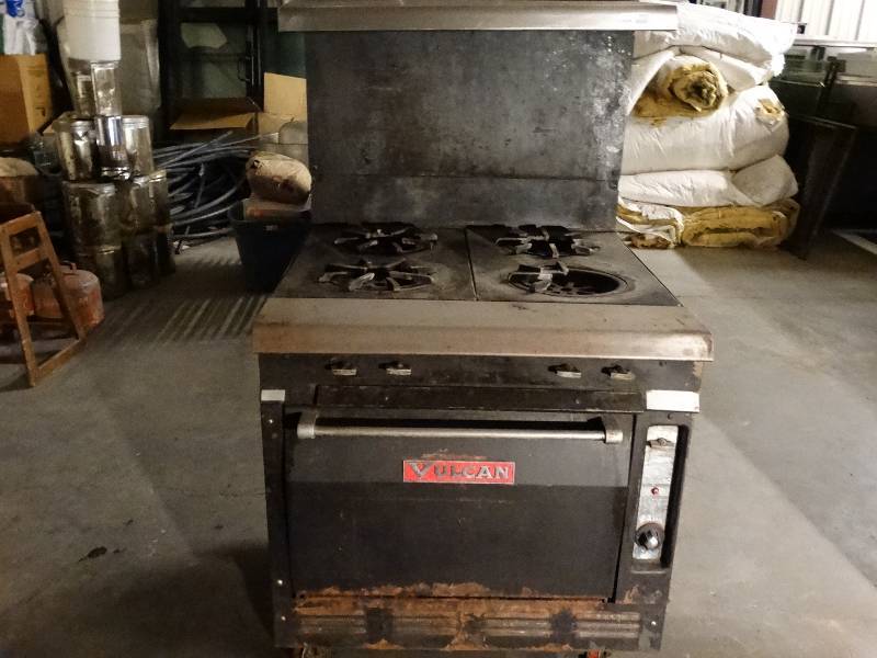 lot 2522 image: Vulcan Gas Range. M#7854AB, Nat Gas, oven 50,000BTU, Burners 16,000BTE ea.