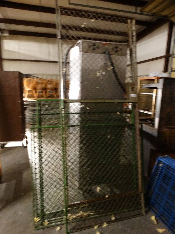 lot 2524 image: Wire Cage Panels. 90 x 36 Door, 3 panels 45 x 32, 1 panel 40 x 52.