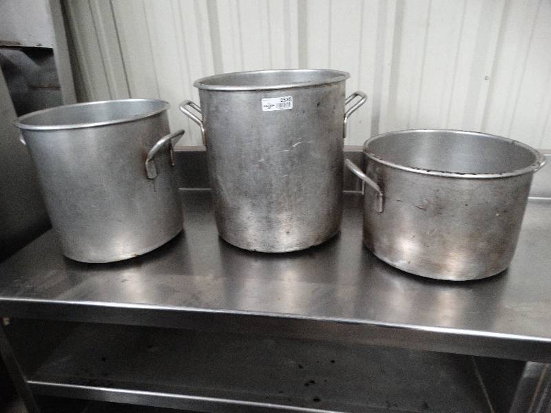 lot 2538 image: 3 Stainless steel pots. 10T x 14, 16T x 14, 14T x 13.