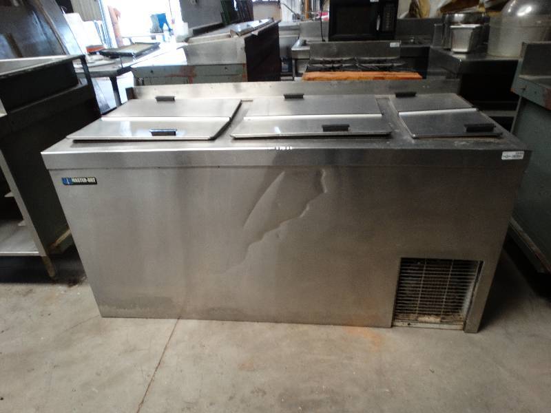 lot 2549 image: 67W x 30D cooler by Masterbuilt.