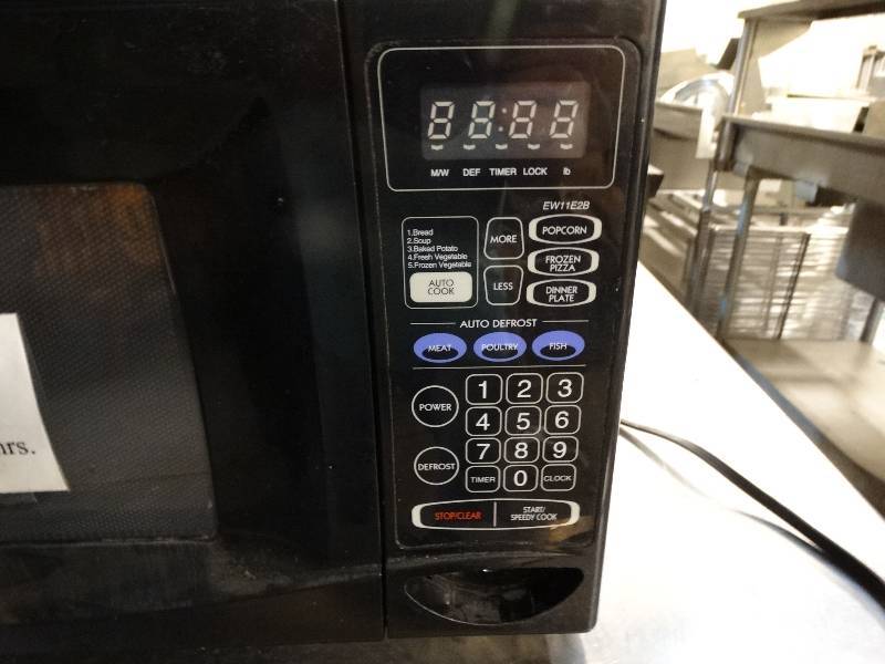 lot 2577 image: Ewave Microwave. Powers on, missing door open button.