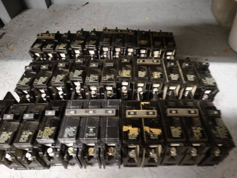 lot 2613 image: Large lot of breakers