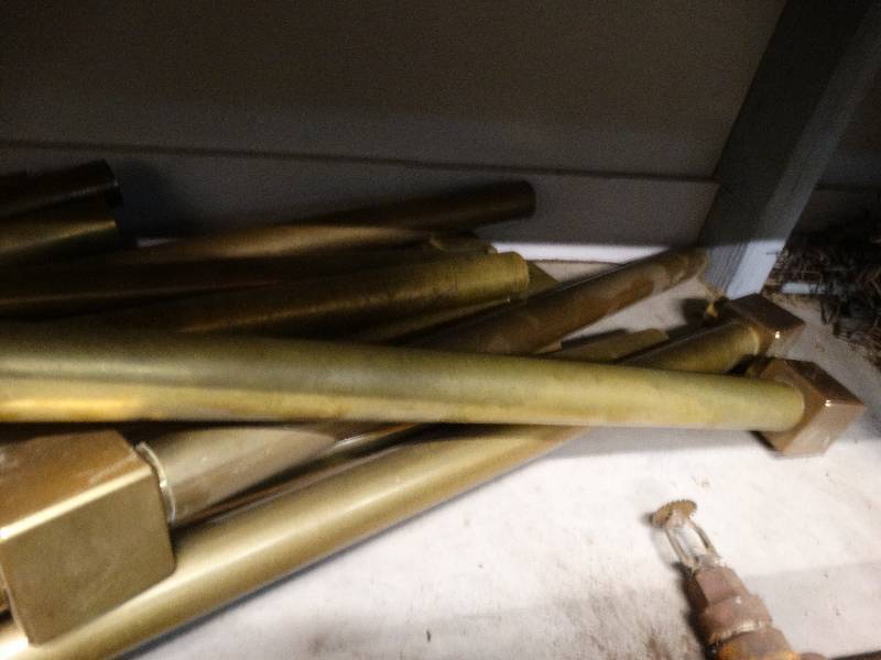 lot 2647 image: Lot of brass bar rail joints and fittings.