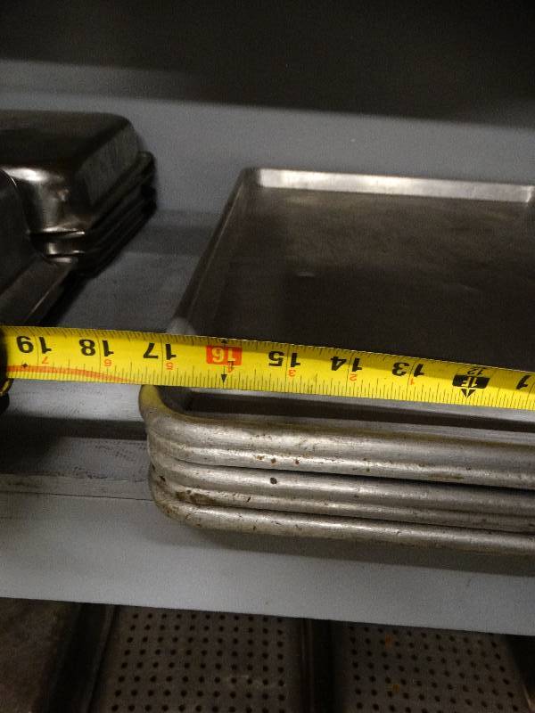 lot 2670 image: Lot of 5 aluminum trays.