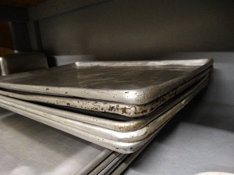 lot 2671 image: Lot of 5 aluminum trays.