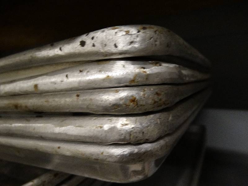 lot 2673 image: Lot of 5 aluminum trays.