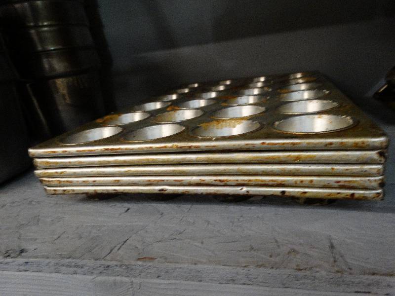 lot 2686 image: Lot of 5 aluminum muffin pans.