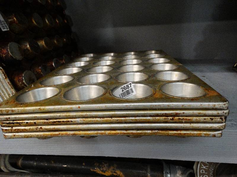 lot 2687 image: Lot of 5 aluminum muffin pans.