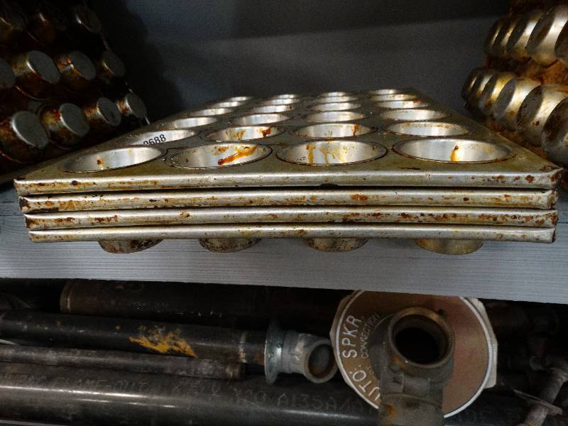 lot 2688 image: Lot of 4 aluminum muffin pans.