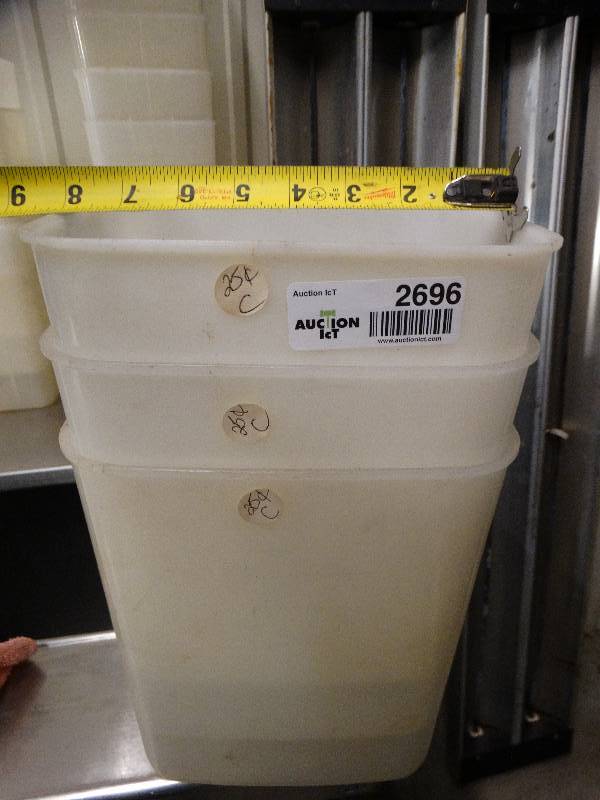 lot 2696 image: Lot of 3 plastic containers.