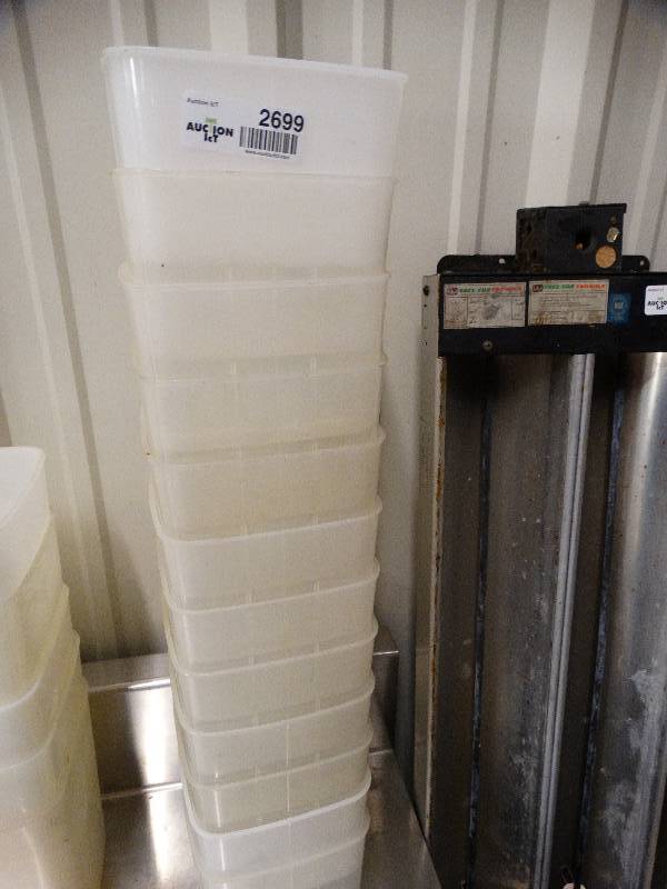 lot 2699 image: Lot of plastic containers.