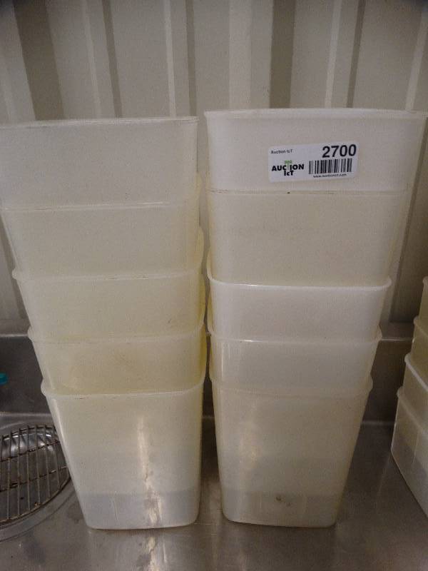 lot 2700 image: Lot of plastic containers.