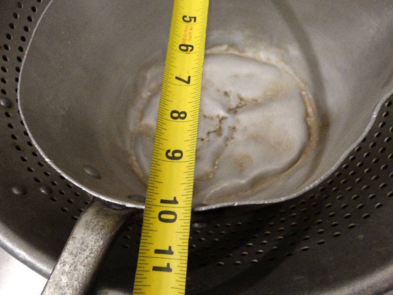 lot 2709 image: Misc lot of bowls and strainer.