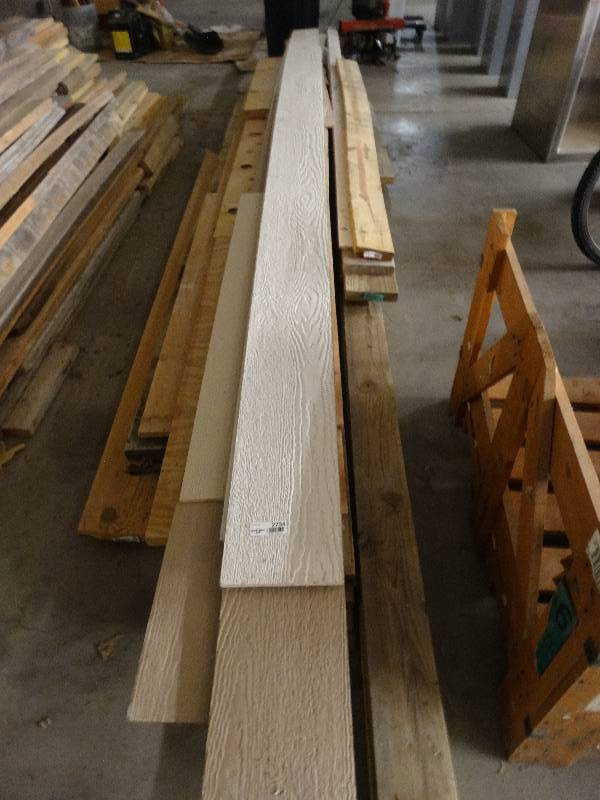 lot 2734 image: Lot of misc siding and wood.