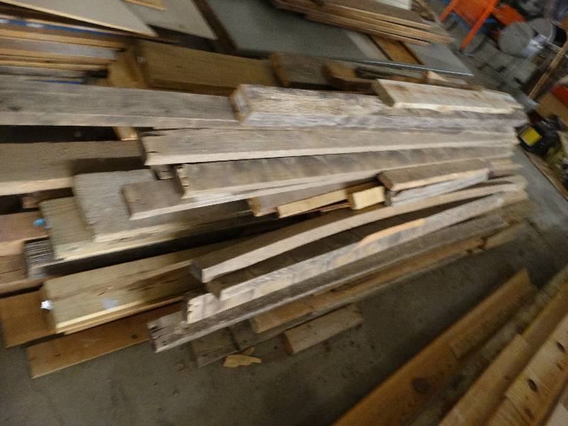 lot 2735 image: Large lot of misc sized wood.