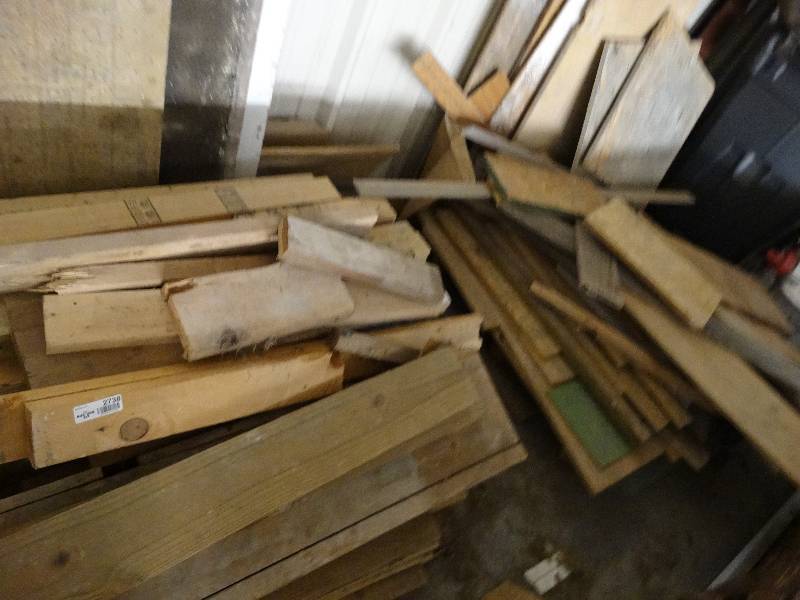 lot 2738 image: Lot of different sized wood on two pallets.
