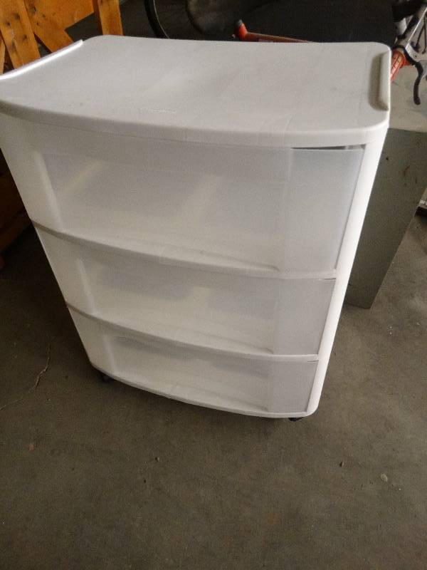 lot 2743 image: Plastic 3 drawer cabinet.