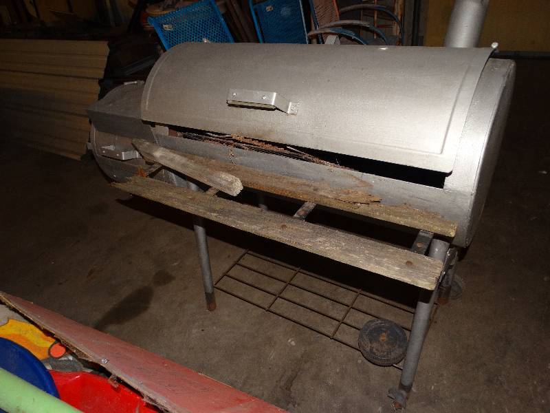 lot 2748 image: Barbecue grill.