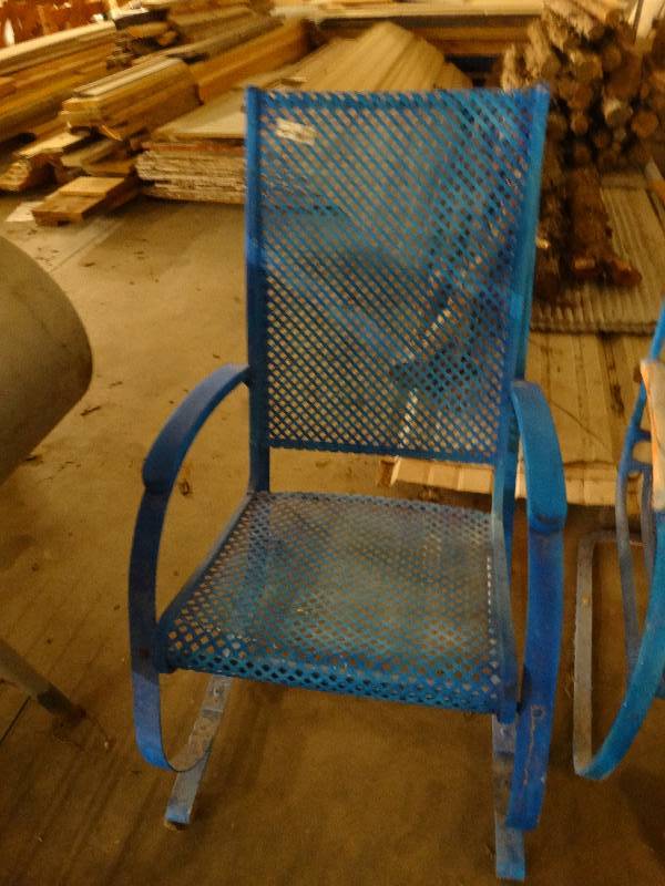 lot 2751 image: Metal patio chair.