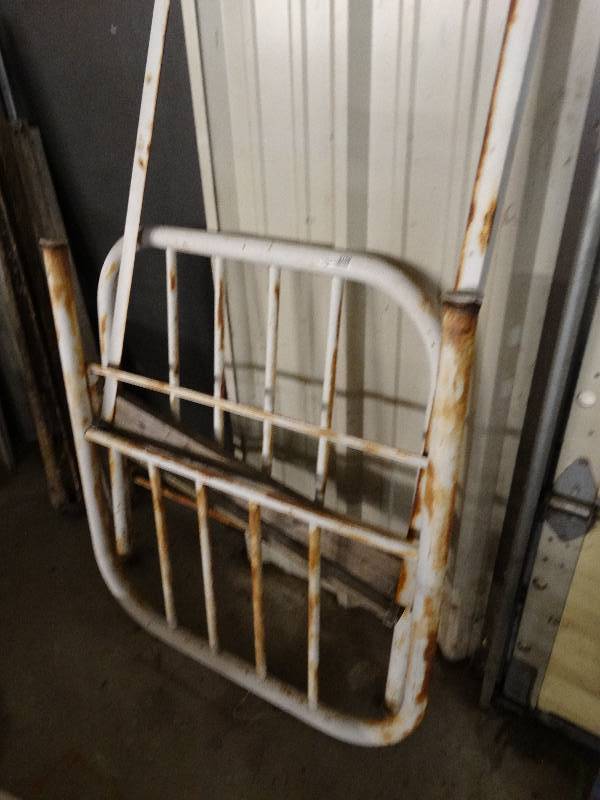 lot 2758 image: Vintage twin metal bed headboard and foot board frame.