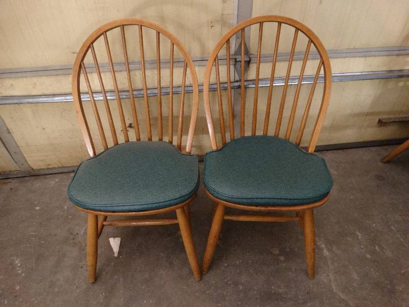 lot 6005 image: Maple babys dining room high chair.