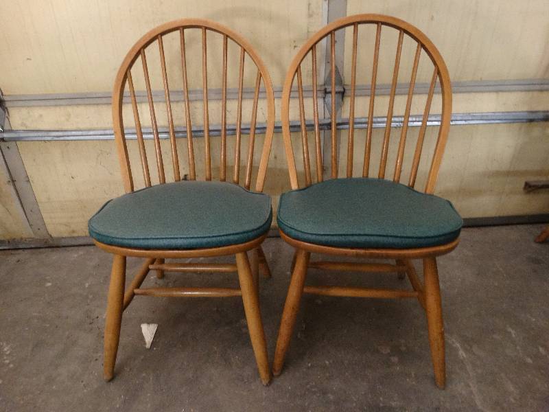 lot 6006 image: Lot of 2 Maple dining room chair with green cushion.