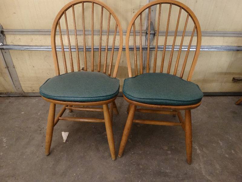 lot 6007 image: Lot of 2 Maple dining room chair with green cushion.