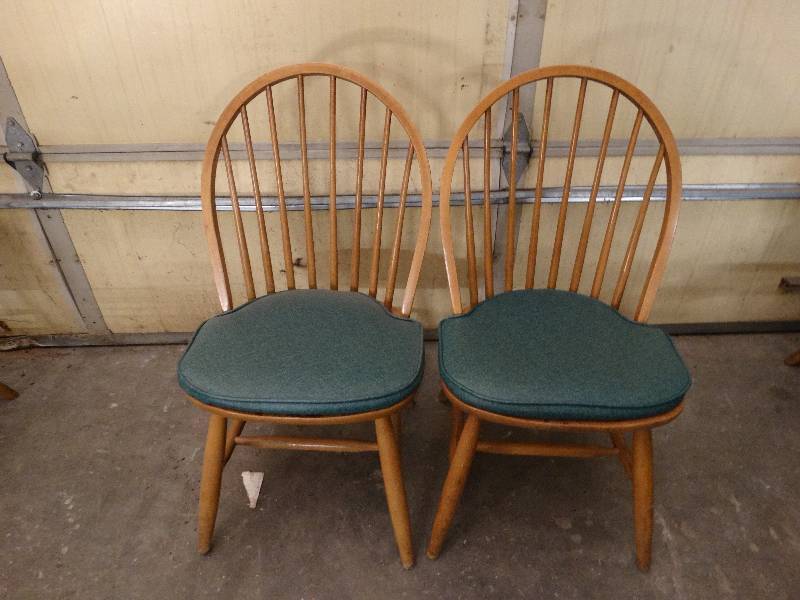 lot 6008 image: Lot of 2 Maple dining room chair with green cushion.