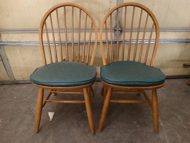 lot 6009 image: Lot of 2 Maple dining room chair with green cushion.