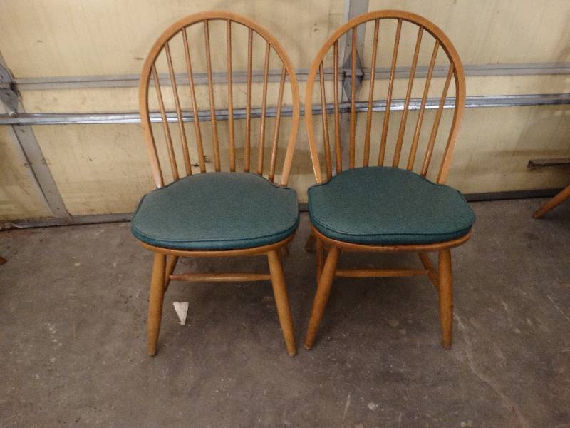 lot 6010 image: Lot of 2 Maple dining room chair with green cushion.