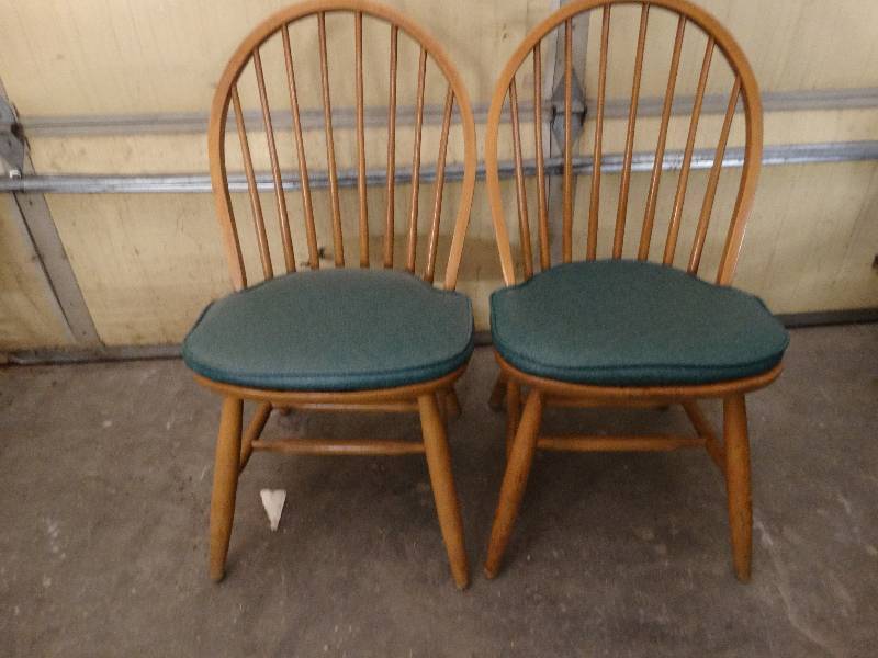 lot 6011 image: Lot of 2 Maple dining room chair with green cushion.