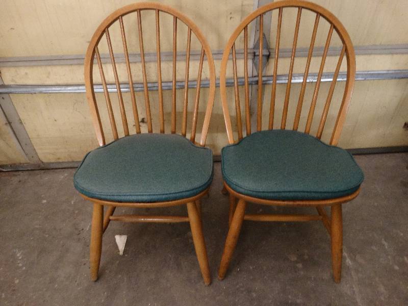 lot 6012 image: Lot of 2 Maple dining room chair with green cushion.
