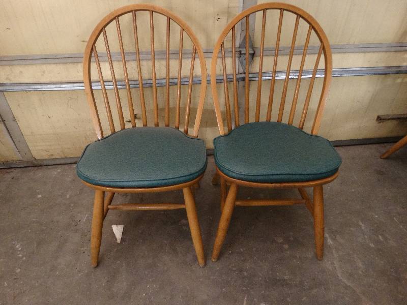 lot 6013 image: Lot of 2 Maple dining room chair with green cushion.