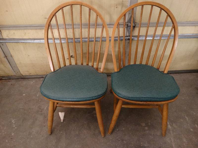 lot 6014 image: Lot of 2 Maple dining room chair with green cushion.