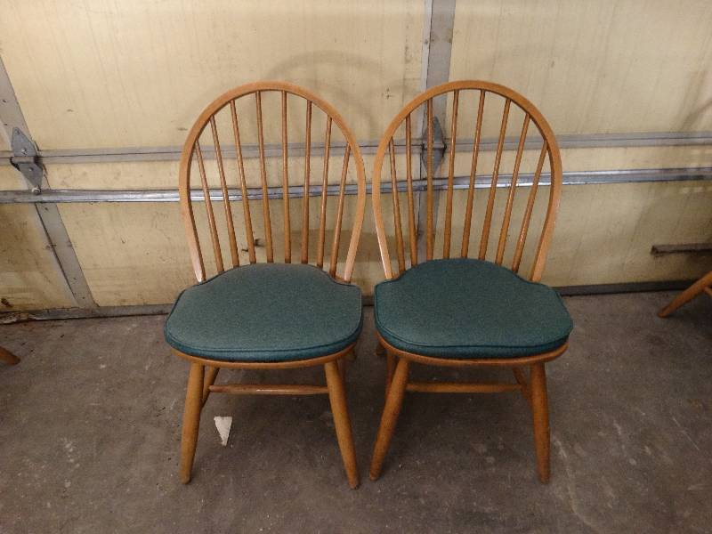 lot 6015 image: Lot of 2 Maple dining room chair with green cushion.
