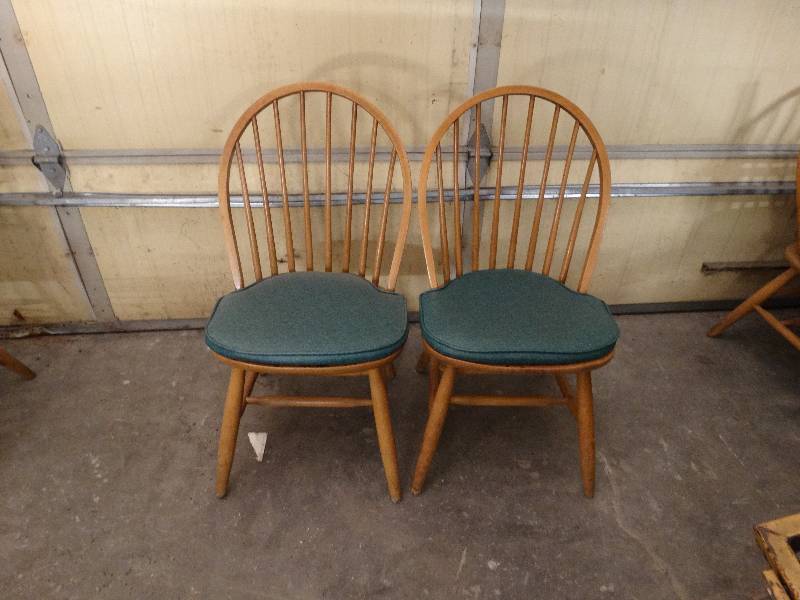 lot 6016 image: Lot of 2 Maple dining room chair with green cushion.