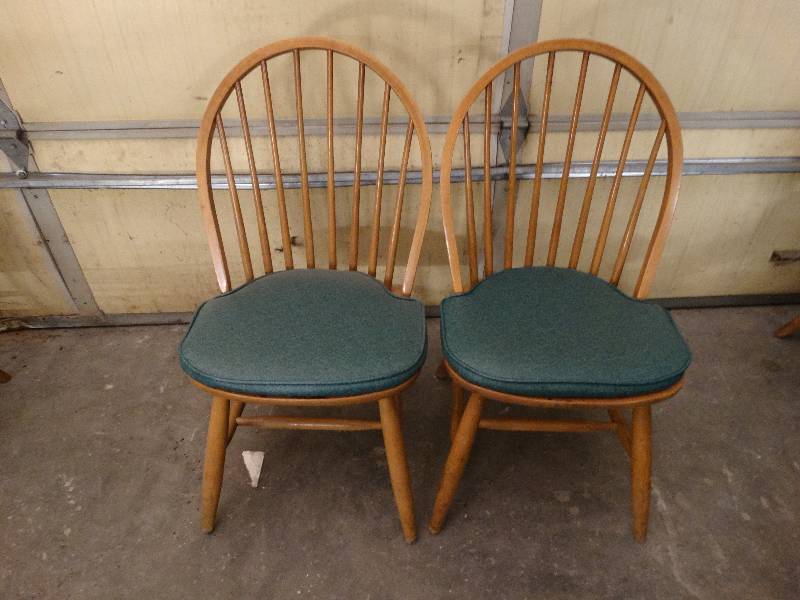 lot 6017 image: Lot of 2 Maple dining room chair with green cushion.