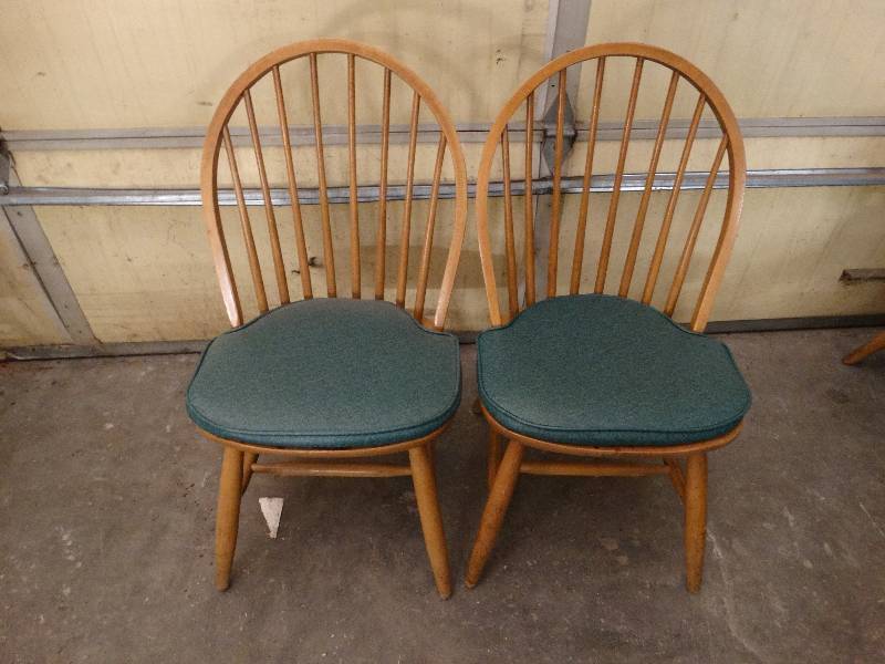 lot 6018 image: Lot of 2 Maple dining room chair with green cushion.