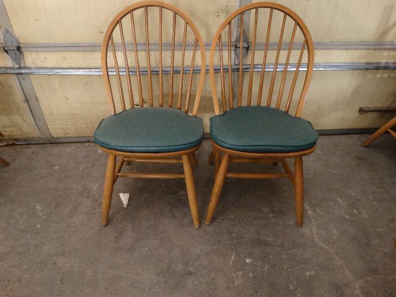 lot 6019 image: Lot of 2 Maple dining room chair with green cushion.