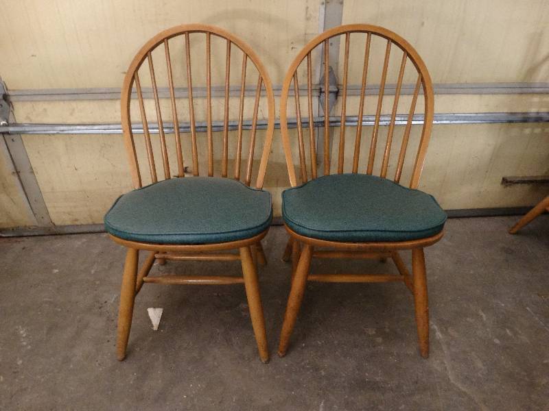 lot 6020 image: Lot of 2 Maple dining room chair with green cushion.