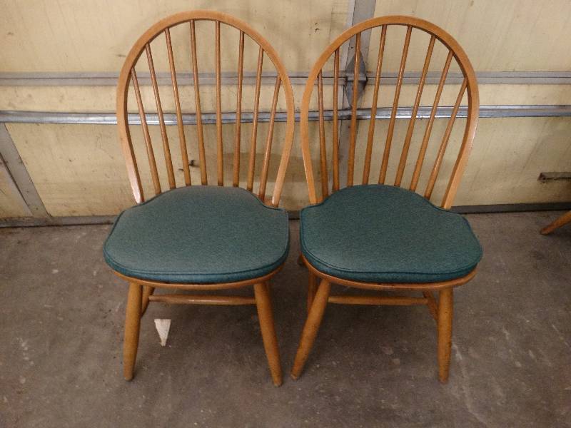 lot 6021 image: Lot of 2 Maple dining room chair with green cushion.