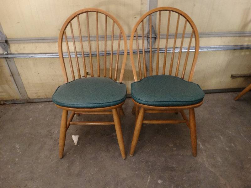 lot 6022 image: Lot of 2 Maple dining room chair with green cushion.