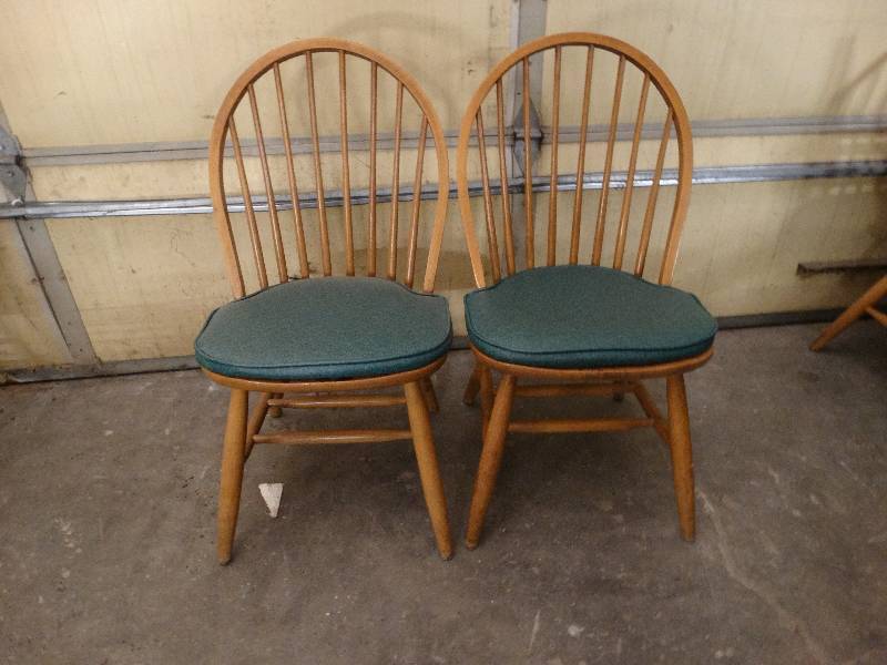 lot 6023 image: Lot of 2 Maple dining room chair with green cushion.