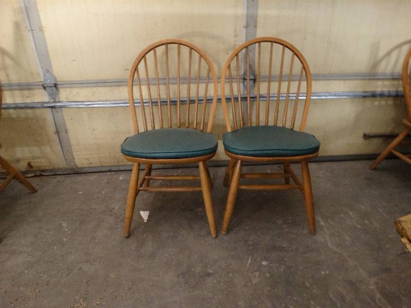 lot 6024 image: Lot of 2 Maple dining room chair with green cushion.