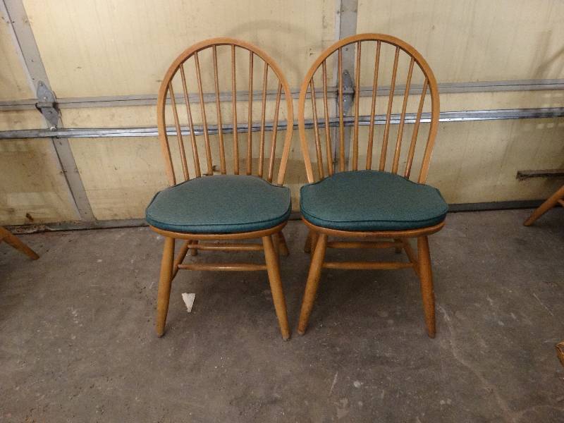 lot 6025 image: Lot of 2 Maple dining room chair with green cushion.