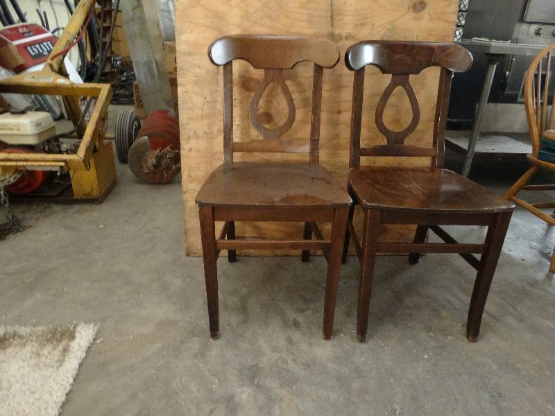 lot 6034 image: Lot of 2 Dinning chairs.