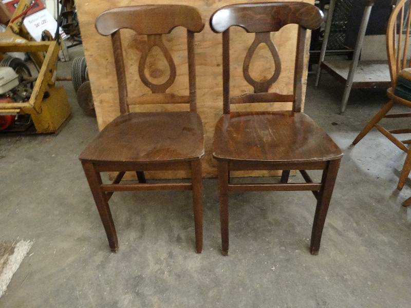 lot 6037 image: Lot of 2 Dinning chairs.