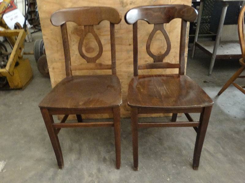lot 6038 image: Lot of 2 Dinning chairs.